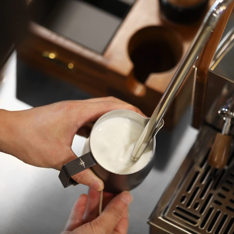 MHW-3BOMBER إبريق رغوة الحليب 450 مل/15.2 أونصة إبريق رغوة الحليب إبريق بخار الإسبريسو إبريق الحليب من الفولاذ المقاوم للصدأ إبريق رغوة الحليب فنان اللاتيه فوهة دائرية إبريق الحليب P6001S-OS - Image 4