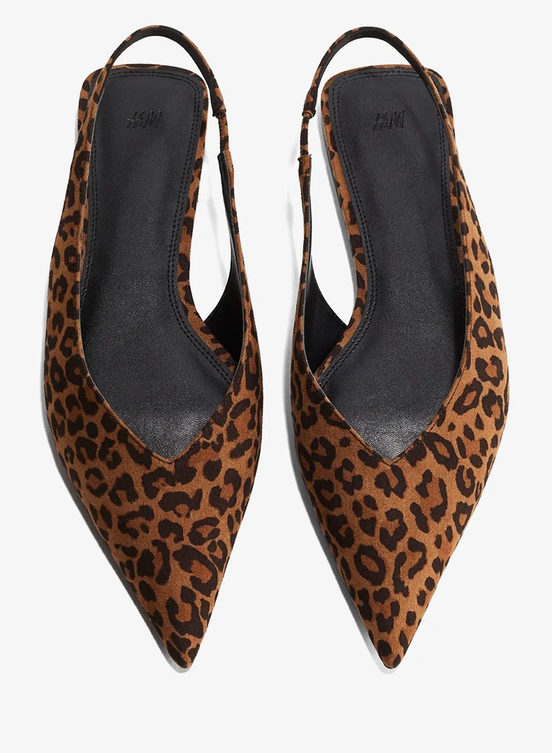 اتش اند ام حذاء مدبب من الأمام بشريط كاحل