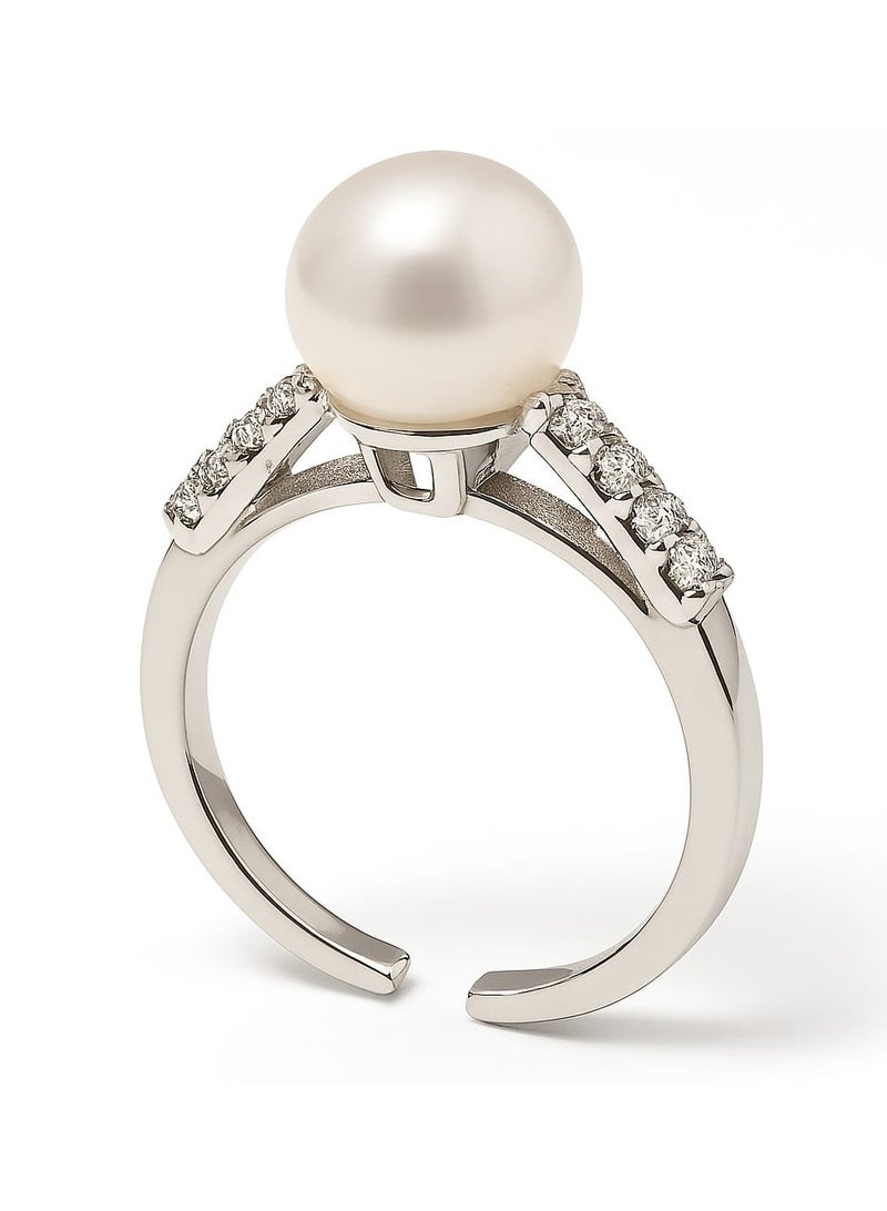 خاتم اللؤلؤ الملكي -  تألقي بإطلالة تجمع بين الرقي والفخامة  مع هذا الخاتم الفريد.  يتوسطه حجر لؤلؤ طبيعي يرمز للنقاء والأناقة،  محاط بتفاصيل دقيقة من فصوص براقة على جانبي الشق المزدوج،  مما يضفي لمسة ساحرة من الضوء والتميز. تصميمه المتوازن بين الكلاسيكية والعصرية يجعله خيارًا مثاليًا للمناسبات الخاصة أو لإضافة لمسة راقية لإطلالتك اليومية. - Image 1