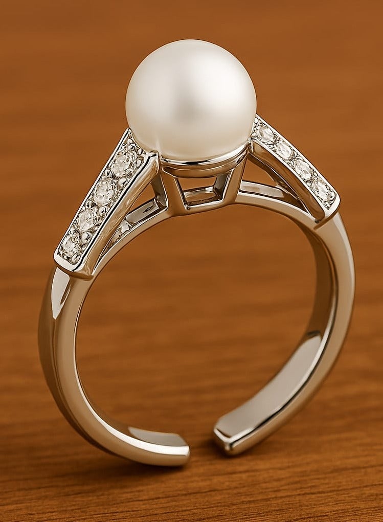 خاتم اللؤلؤ الملكي -  تألقي بإطلالة تجمع بين الرقي والفخامة  مع هذا الخاتم الفريد.  يتوسطه حجر لؤلؤ طبيعي يرمز للنقاء والأناقة،  محاط بتفاصيل دقيقة من فصوص براقة على جانبي الشق المزدوج،  مما يضفي لمسة ساحرة من الضوء والتميز. تصميمه المتوازن بين الكلاسيكية والعصرية يجعله خيارًا مثاليًا للمناسبات الخاصة أو لإضافة لمسة راقية لإطلالتك اليومية. - Image 3