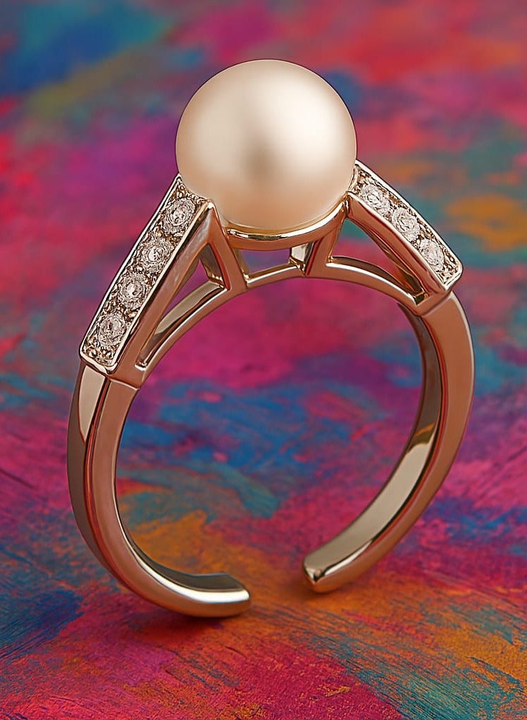 خاتم اللؤلؤ الملكي -  تألقي بإطلالة تجمع بين الرقي والفخامة  مع هذا الخاتم الفريد.  يتوسطه حجر لؤلؤ طبيعي يرمز للنقاء والأناقة،  محاط بتفاصيل دقيقة من فصوص براقة على جانبي الشق المزدوج،  مما يضفي لمسة ساحرة من الضوء والتميز. تصميمه المتوازن بين الكلاسيكية والعصرية يجعله خيارًا مثاليًا للمناسبات الخاصة أو لإضافة لمسة راقية لإطلالتك اليومية. - Image 4