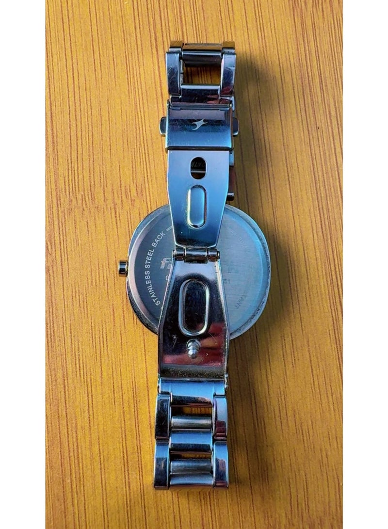 Fastrack Stunners Women's Analog Quartz Watch - Silver Dial with Patterned Pattern, Stainless Steel Bracelet Strap (Model: 6247SAA) – Pre-Owned, Excellent Like New Condition - Image 3