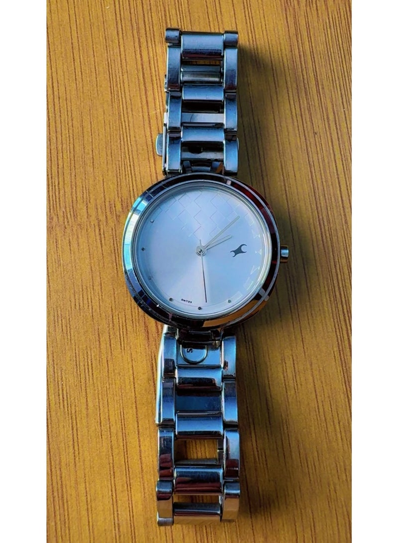 Fastrack Stunners Women's Analog Quartz Watch - Silver Dial with Patterned Pattern, Stainless Steel Bracelet Strap (Model: 6247SAA) – Pre-Owned, Excellent Like New Condition - Image 4