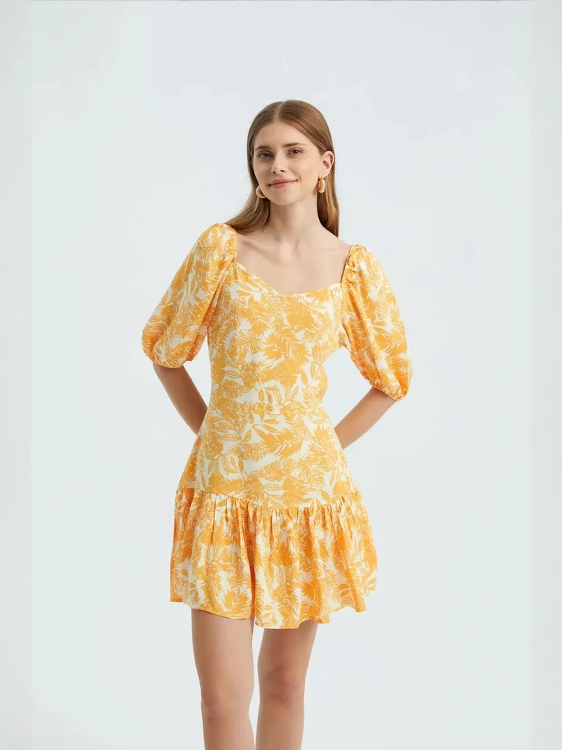 زوبعة فستان قصير بأكمام بالون مكشكشة وياقة على شكل حرف  بنقشة الزهور