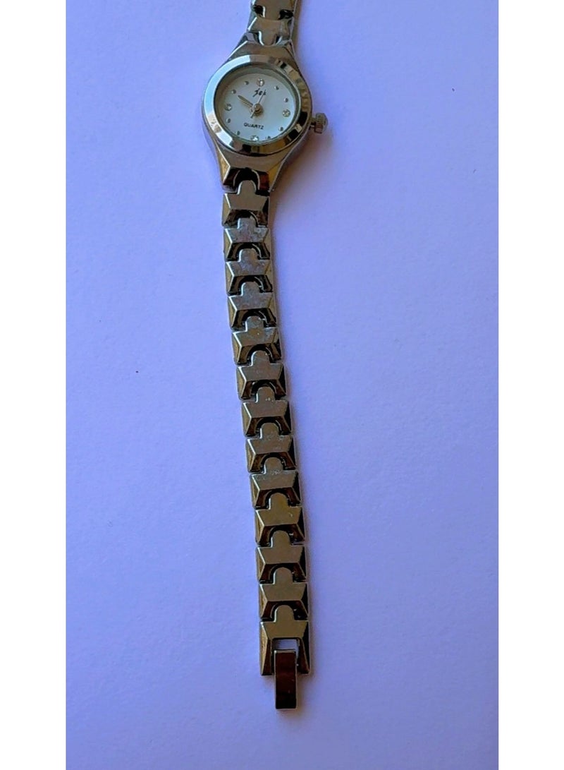Jui Women’s Silver-Tone Slim Chain Quartz Watch - Pre-Owned (Pristine Condition, Looks Like Brand New) With Crystal Hour Markers & White Dial - Image 2