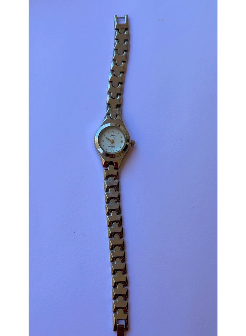Jui Women’s Silver-Tone Slim Chain Quartz Watch - Pre-Owned (Pristine Condition, Looks Like Brand New) With Crystal Hour Markers & White Dial - Image 3
