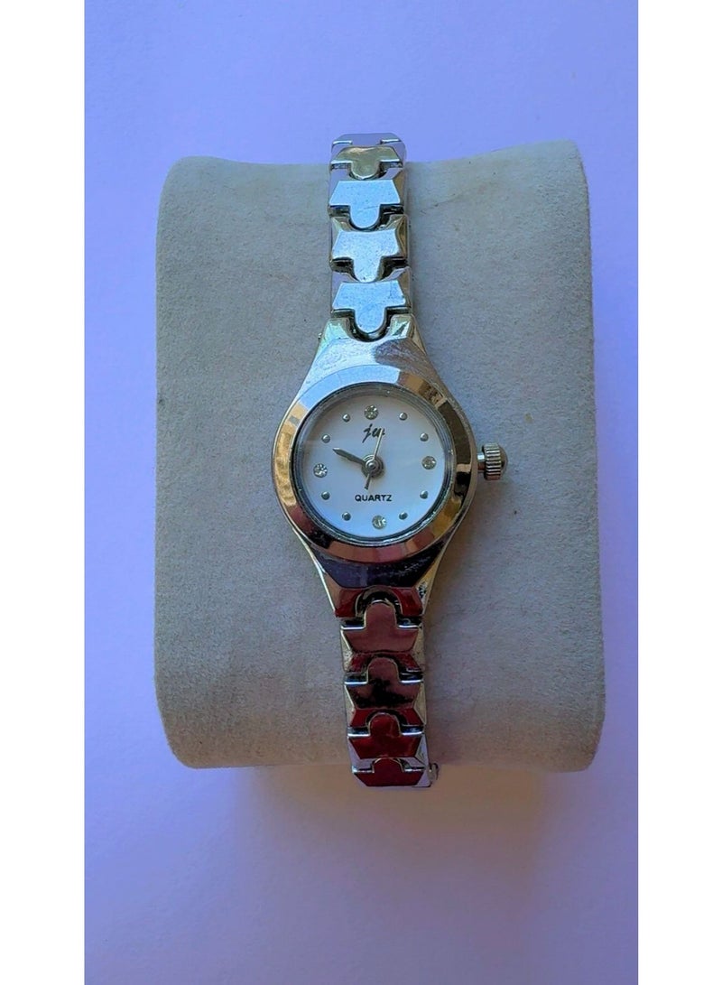 Jui Women’s Silver-Tone Slim Chain Quartz Watch - Pre-Owned (Pristine Condition, Looks Like Brand New) With Crystal Hour Markers & White Dial - Image 1