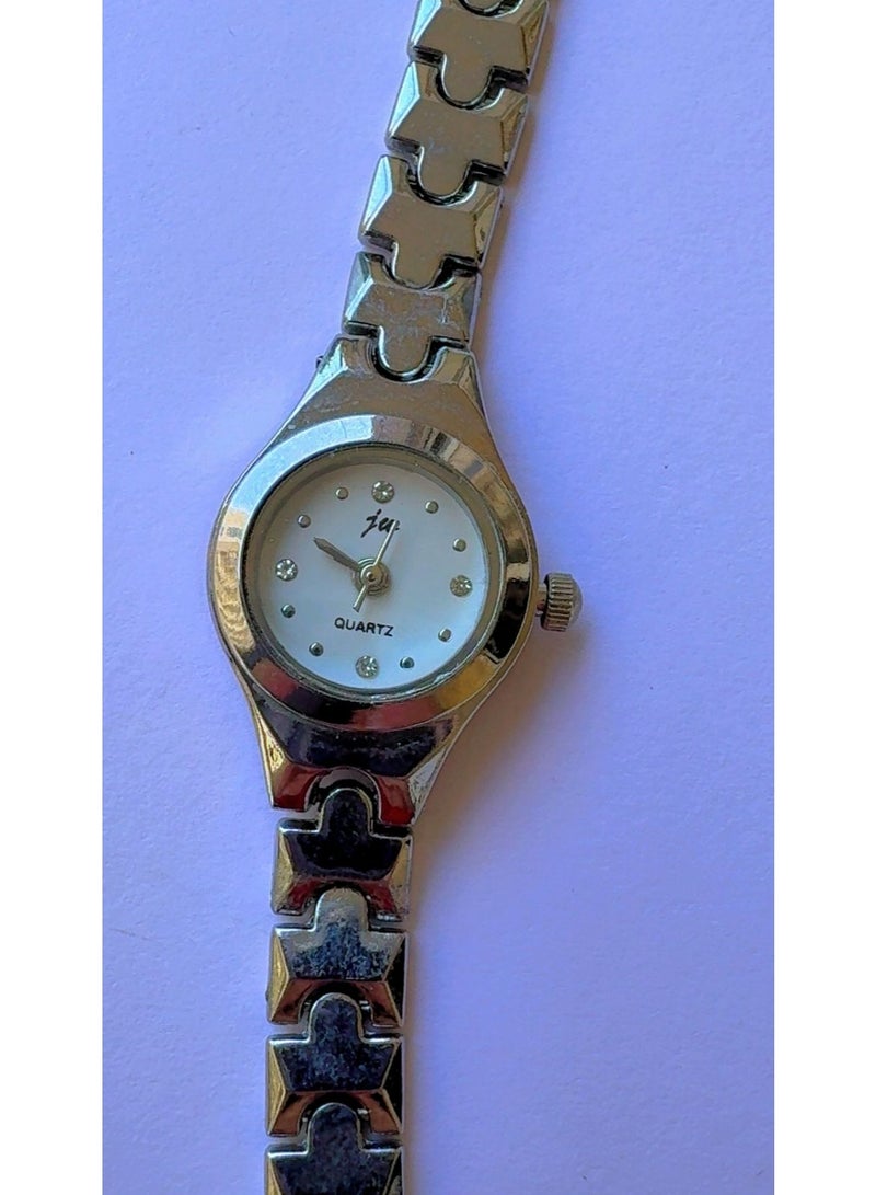Jui Women’s Silver-Tone Slim Chain Quartz Watch - Pre-Owned (Pristine Condition, Looks Like Brand New) With Crystal Hour Markers & White Dial - Image 5