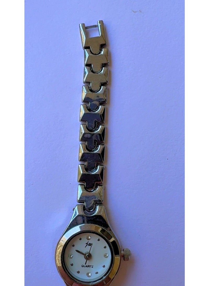 Jui Women’s Silver-Tone Slim Chain Quartz Watch - Pre-Owned (Pristine Condition, Looks Like Brand New) With Crystal Hour Markers & White Dial - Image 4