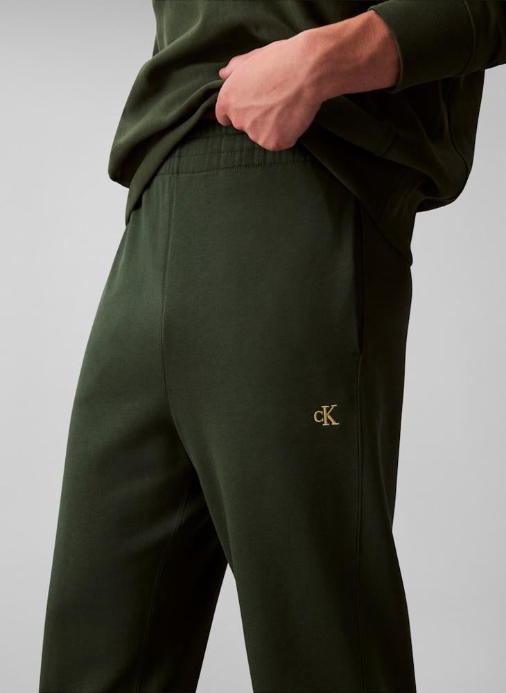 كالفن كلاين جينز سروال تيري مطبوع بشعار - Image 3