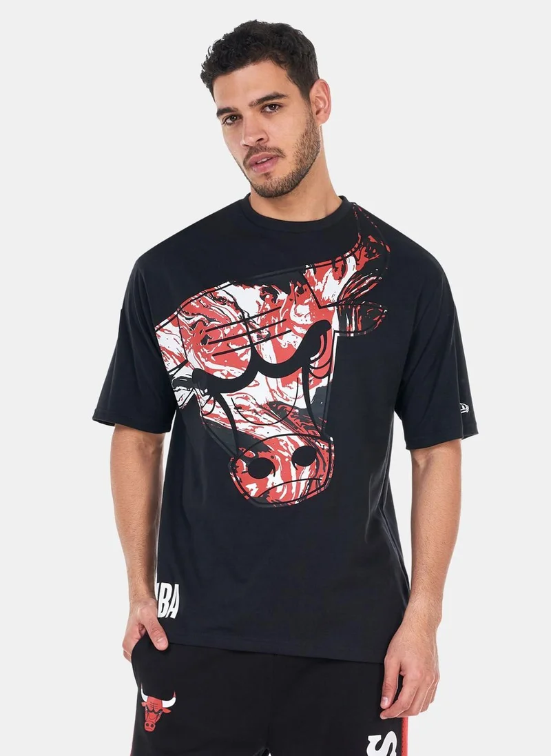 نيو ايرا Men's NBA Chicago Bulls Infill Graphic T-Shirt