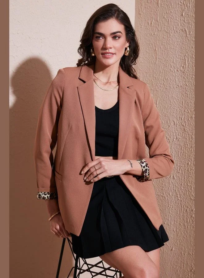 ليلا جاكيت بليزر نسائي بياقة قياسية وبطانة بنقوش وتفاصيل