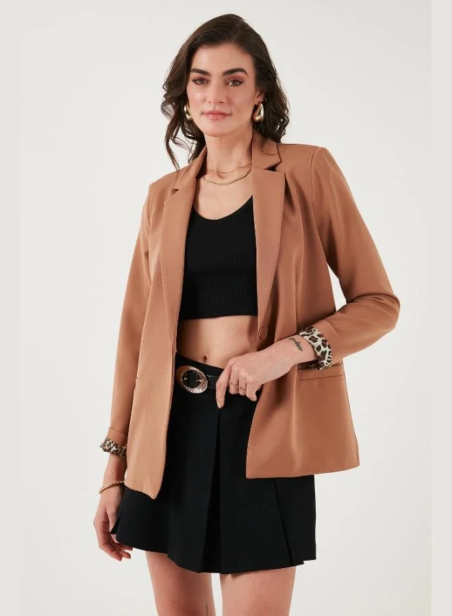 ليلا جاكيت بليزر نسائي بياقة قياسية وبطانة بنقوش وتفاصيل