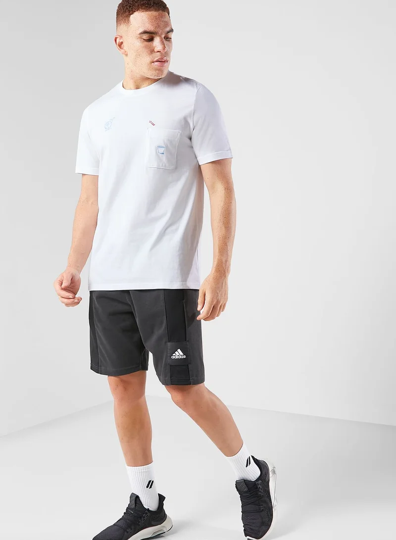 adidas تيشيرت بجيب في الامام