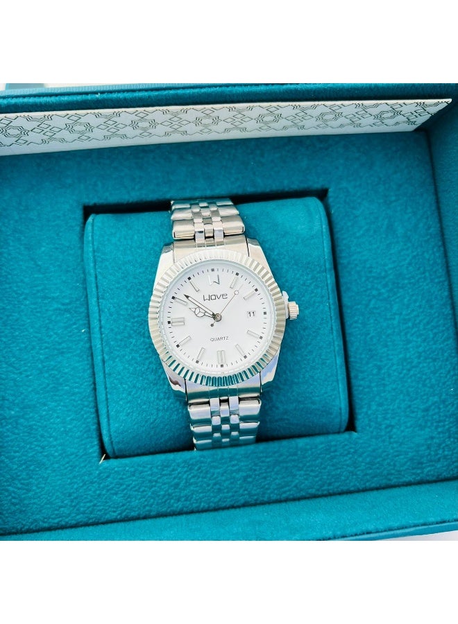 وايف ساعة أنيقة بتصميم فاخر، مزودة بعقارب لاتينية تضيف لمسة كلاسيكية مميزة ستانلس ستيل