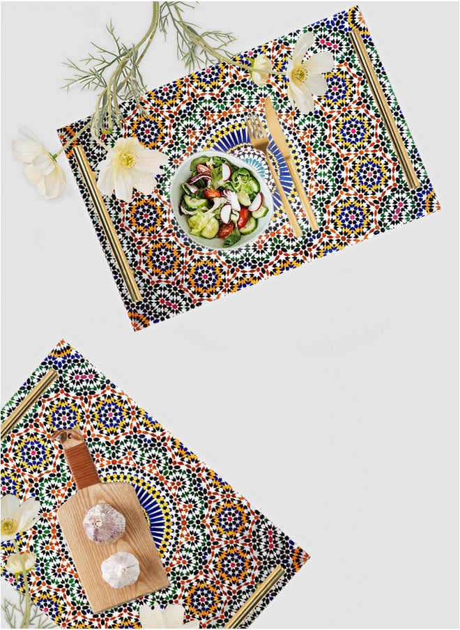 لوحة صينية تقديم مصنوعة من الأكريليك بمقابض معدنية ذهبية اللون مزخرفة بتصميم فسيفساء  - Image 1