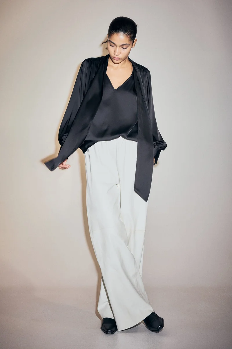 اتش اند ام بلوزة من الشيفون برباط على الرقبة