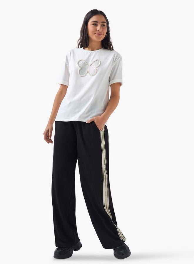 تواكستريمز تيشيرت بأكمام قصيرة مزين بفراشة - Image 2