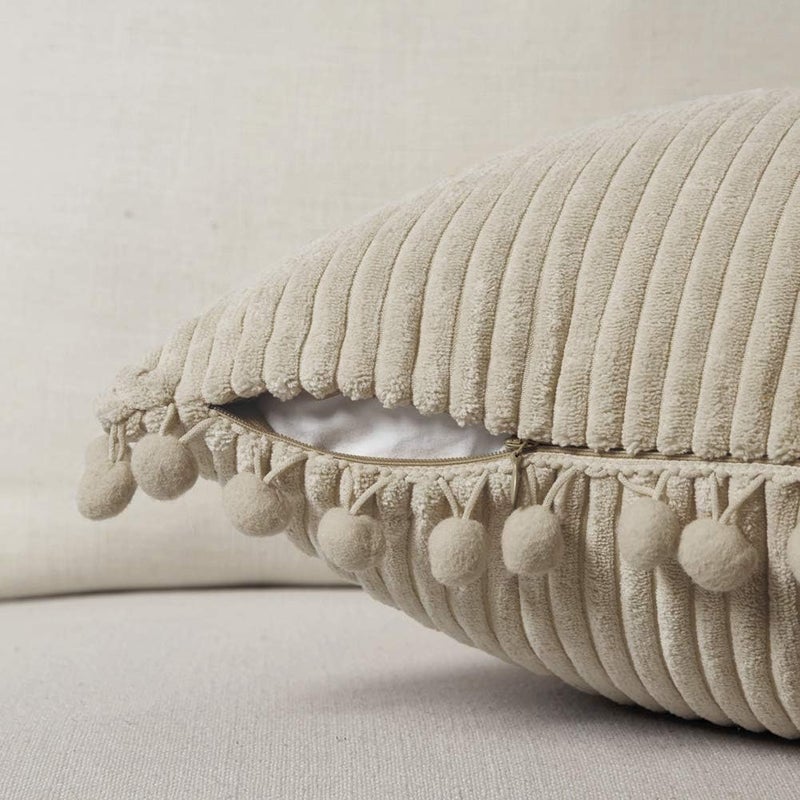 Fancy Homi عبوة من 2 من أغطية الوسائد الزخرفية البيضاء البوهيمية مع شرابات، مقاس 26x26 بوصة، من القطيفة الناعمة، مجموعة أغطية وسائد مربعة صلبة للأريكة والأريكة وغرفة النوم والسيارة وغرفة المعيشة 66x66 سم - Image 3