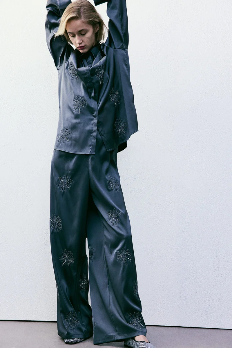 اتش اند ام بنطلون مزين بتطريزات