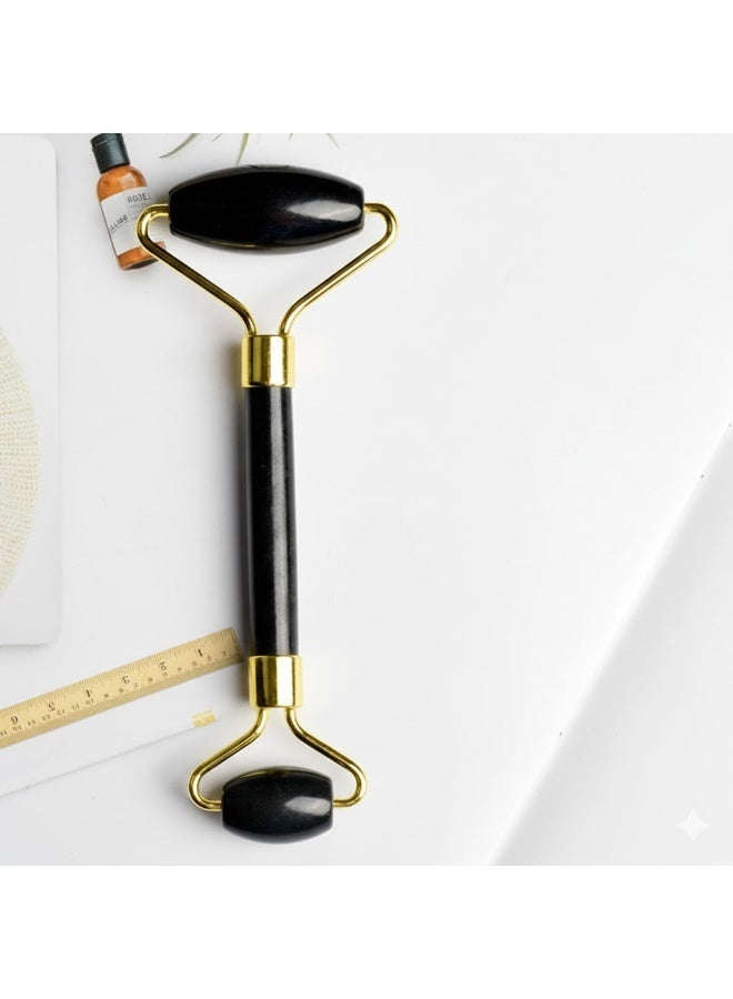 This black double-sided facial massage roller massages and firms the face and neck, reduces puffiness and dark circles, and smooths skin contours. It stimulates collagen production and features a luxurious design with a comfortable grip and double rolling surface for a relaxing and daily skincare experience. - Image 3