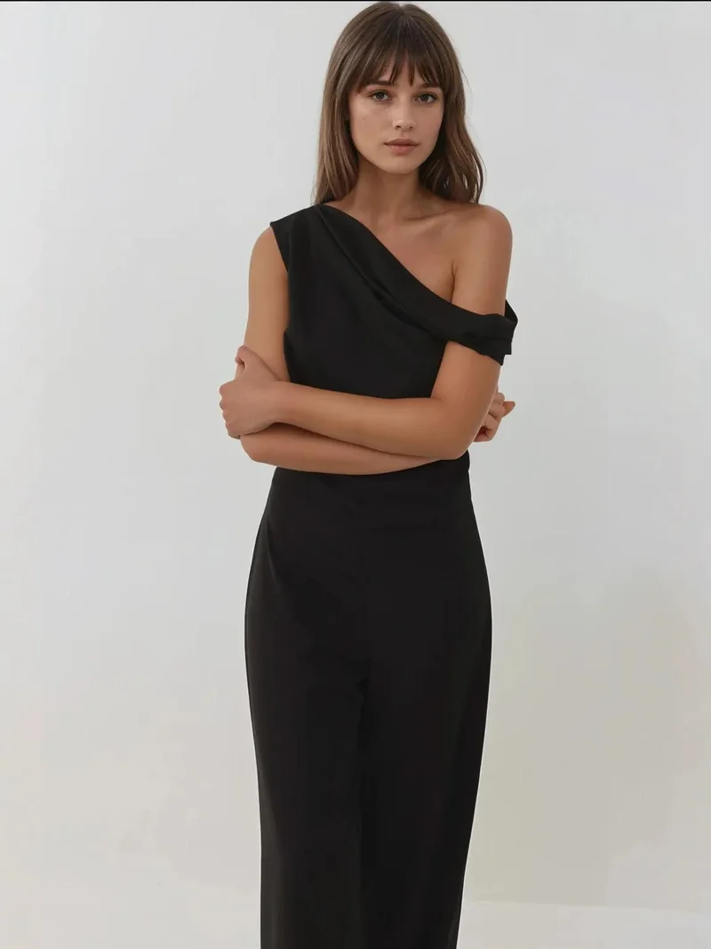 زوبعة جمبسوت بساق واسعة وياقة غير متماثلة