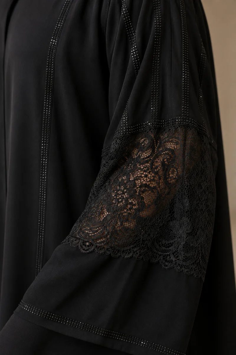 كافالي عباية نسائية فاخرة سوداء بأكمام دانتيل ورود وحواف مرصعة بالكريستال
