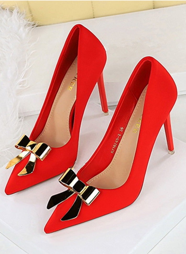 بيج تري المرأة المعدنية القوس ديكور الحزب مضخات الساتين أشار مغلق إصبع القدم الكعب العالي الأحمر 10.5CM - Image 1