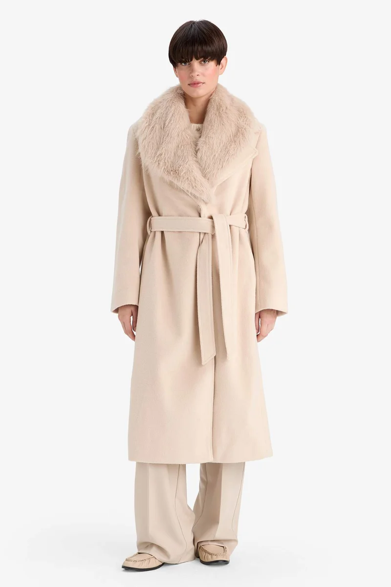 ديفاكتو Regular Fit Faux Fur Collar Belted Long Cachet Coat
