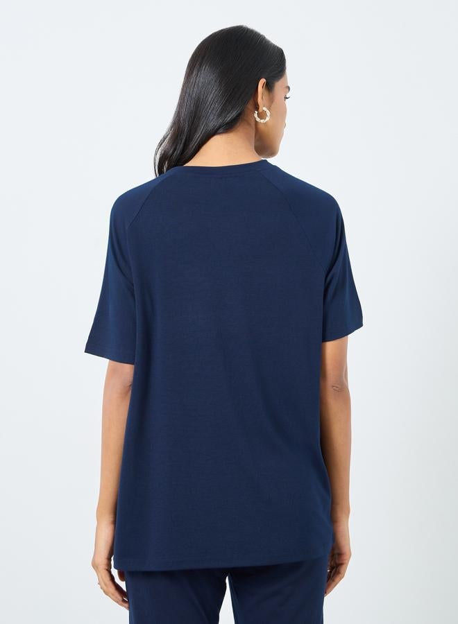 تايك تو تيشيرت بتفاصيل مُطرزة - Image 4