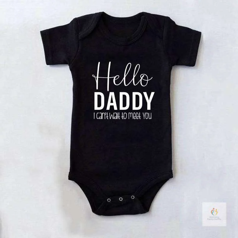 Matching Family Outfits Hello Daddy Baby Romper – I Can’t Wait to Meet You Infant Bodysuit, Unisex Newborn Baby Boy Girl Short Sleeve Cotton Jumpsuit, Cute baby Outfit (BLACK)
