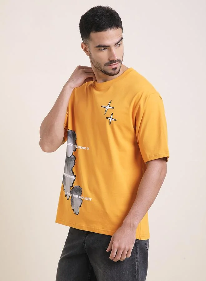 ديفيرينس أوف أوبينيون تيشيرت مطبع بأكمام قصيرة وقصة واسعة للرجال