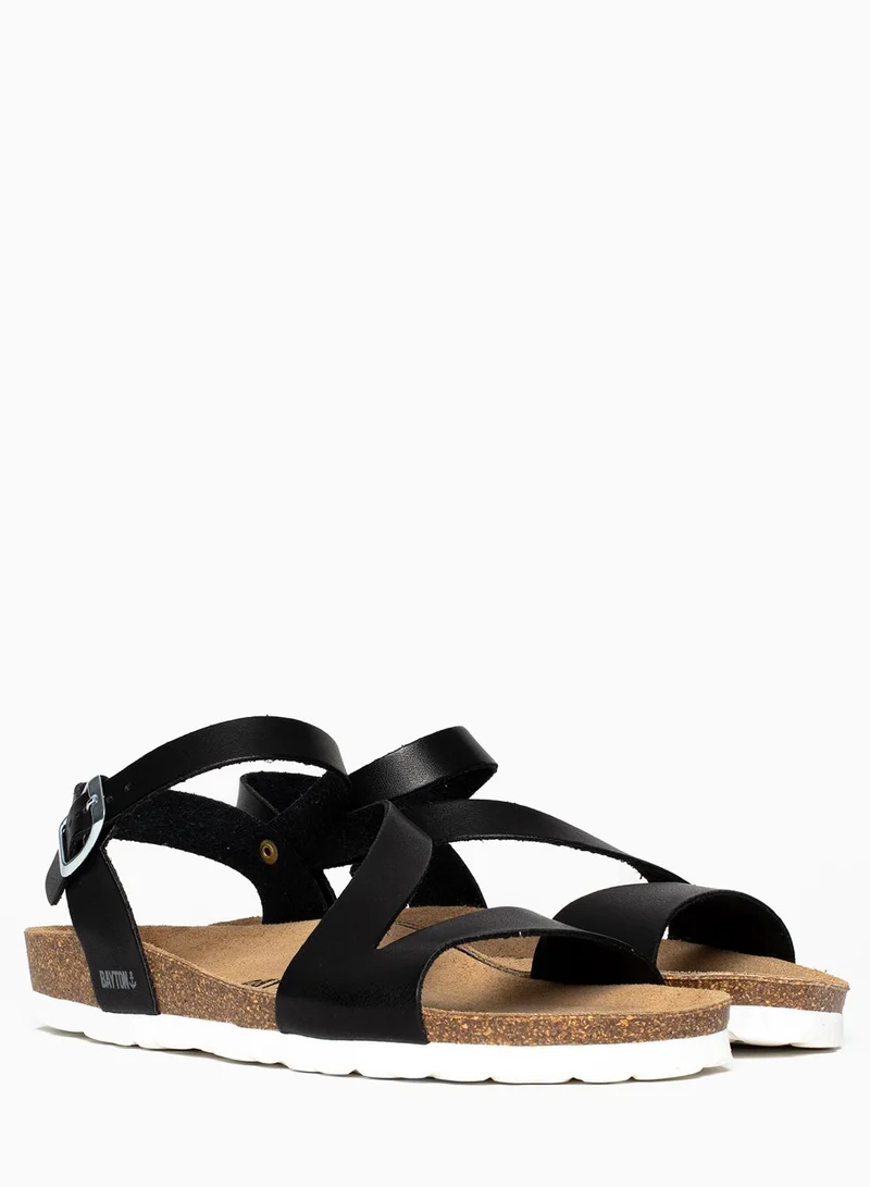 بيتون صندل فلات مزين بإبزيم