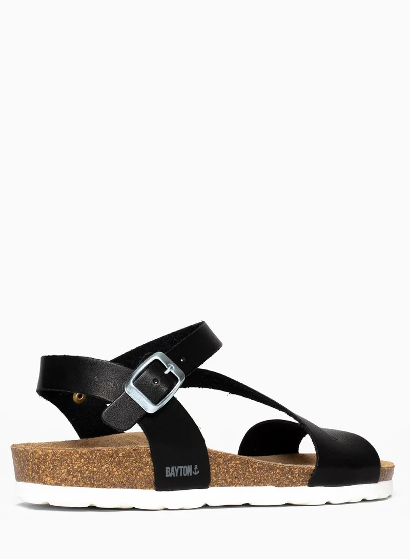 بيتون صندل فلات مزين بإبزيم