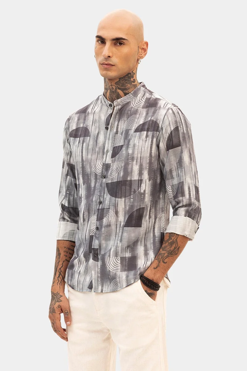 سنيتش قميص رمادي بقصة ضيقة بنقوش مجردة