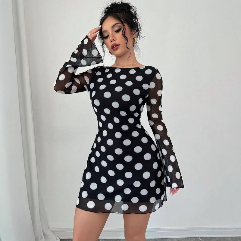 فستان نسائي قصير بشبكة منقطة بأكمام واسعة - Image 2