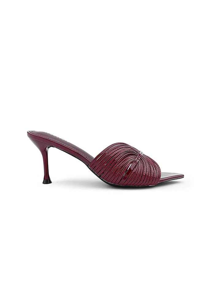 أيقون Luxurious satin heel slipper with refined silhouette.