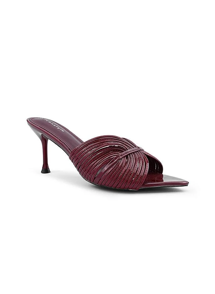 أيقون Luxurious satin heel slipper with refined silhouette.