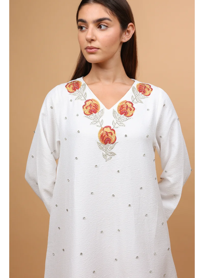 اكسا جلابيات كلاسيكية مزينة بقطع كريستالية مزخرفة بالزهور