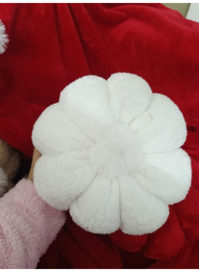 Exclusive and available now! Faux fur blanket adorned with plush pom-poms. Autumn and winter colors. We've also designed a matching rose-shaped cushion to add a touch of cheer to your home. Blanket size: 1 meter x 1.5 meters. Multiple colors available. - Image 3