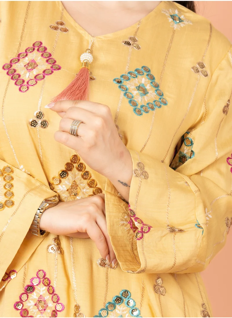 اكسا جلابية لامعة تطريز هندسي اصفر