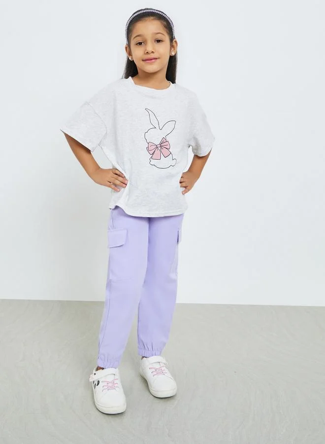 تايك تو تيشيرت بناتي بطبعة جرافيك وأكتاف منسدلة وأكمام قصيرة
