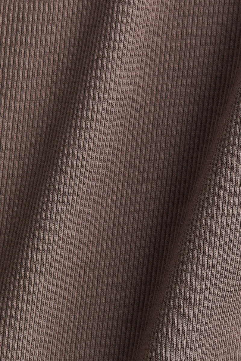 اتش اند ام تي-شيرت بتصميم مرن