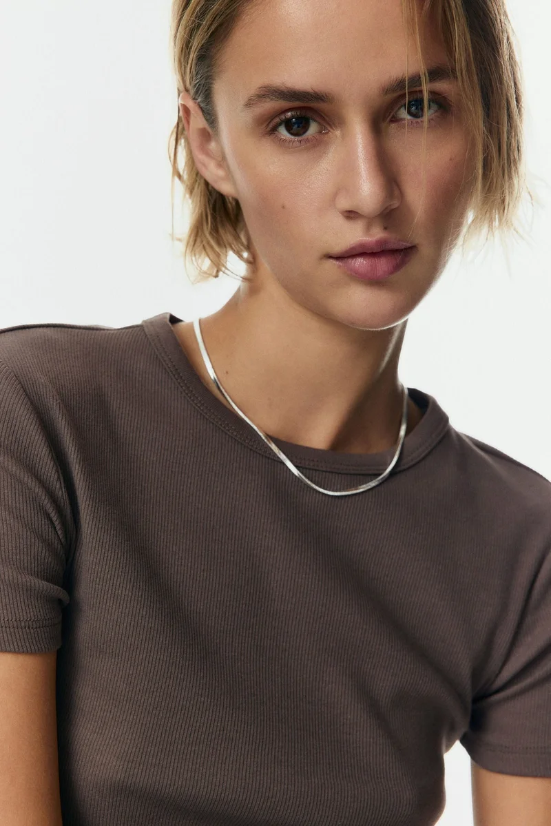 اتش اند ام تي-شيرت بتصميم مرن