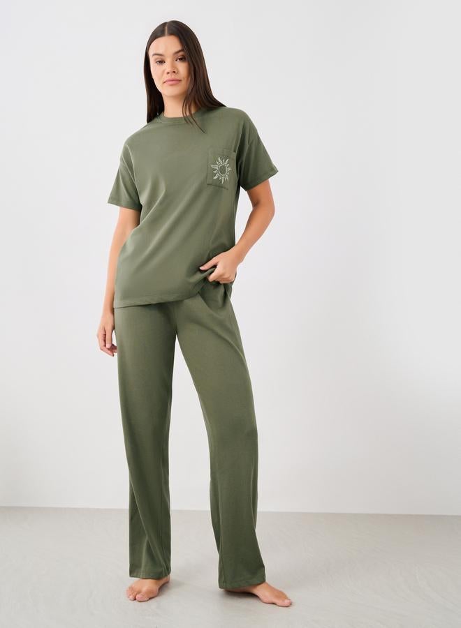 ستايلي طقم بيجاما من بنطال وتيشيرت بأكتاف منخفضة - Image 2