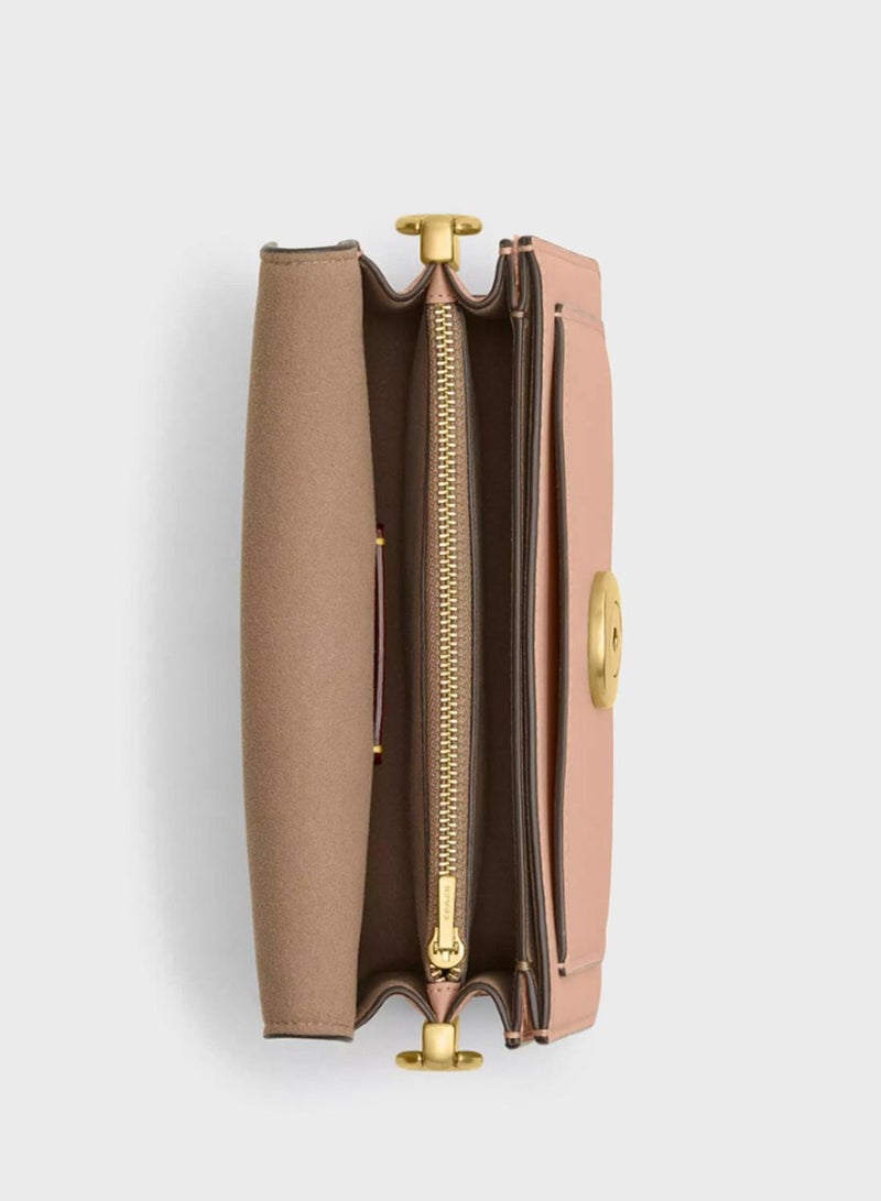 كوتش حقيبة كتف بنقشة التابيز من جلد الحصى المصقول مقاس - Image 3