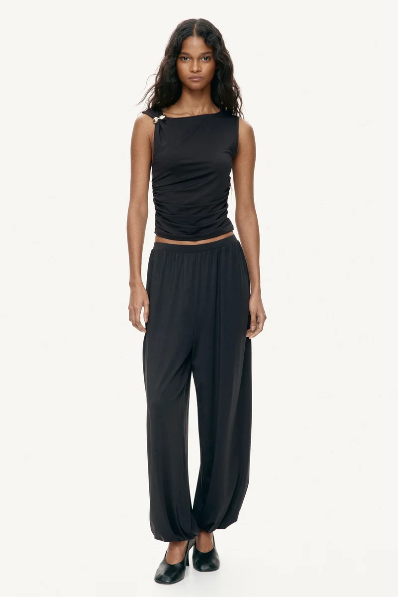 اتش اند ام بلوزة منسدلة