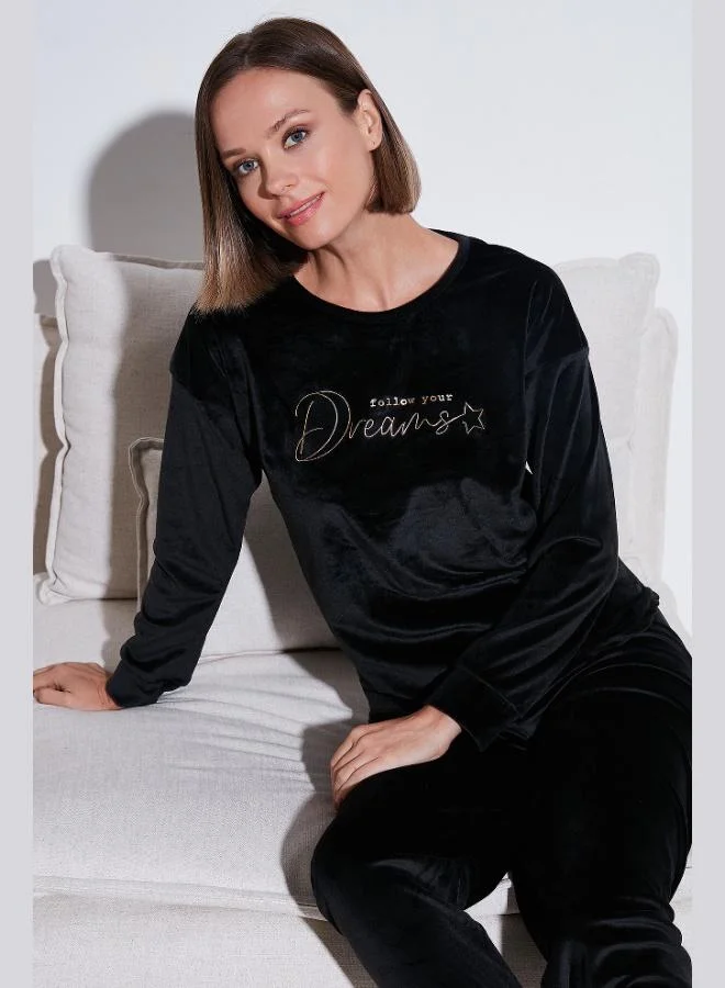 ليلا طقم بيجامة نسائي من فيلفيت ناعم بياقة دائرية وقصة قياسية من ليلا