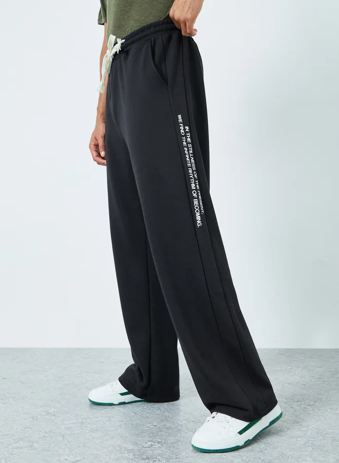 Men Black Minimal Print Relaxed Fit Joggers