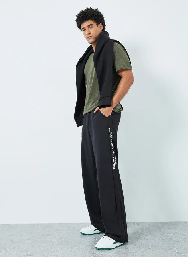 ستايلي جوغر بقصة مريحة وطبعة صغيرة